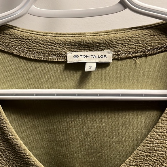 Green sweater - Picture 2 of 3